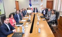 Valdez Albizu recibe la visita de la nueva directiva de ADOFINTECH