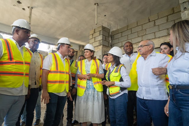Vicepresidenta Raquel Peña supervisa construcción del Hospital Traumatológico Luis L. Bogaert en Mao